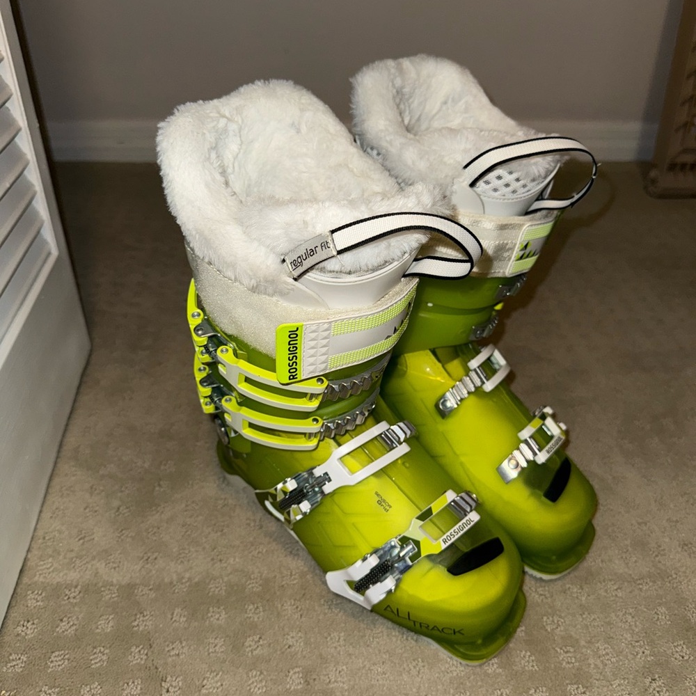 Rossignol Lime Ski Boots with Plush White Lining